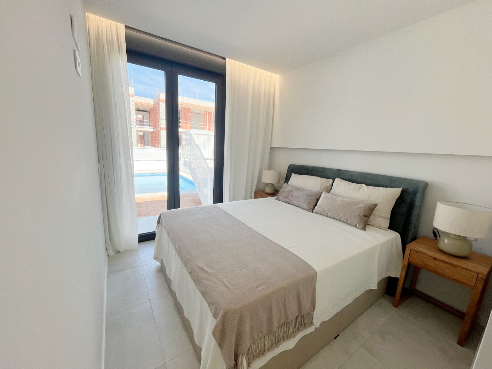 Semi-detached townhouses with private plot in Els Poblets
