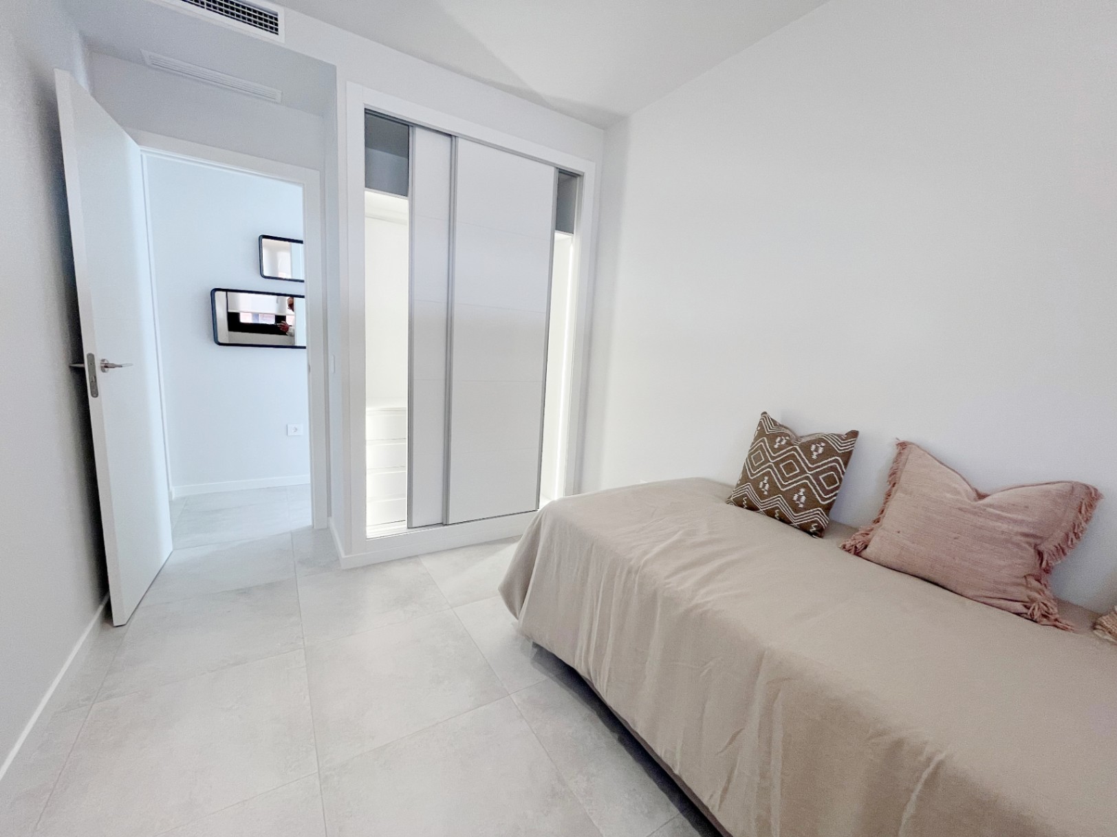 Semi-detached townhouses with private plot in Els Poblets