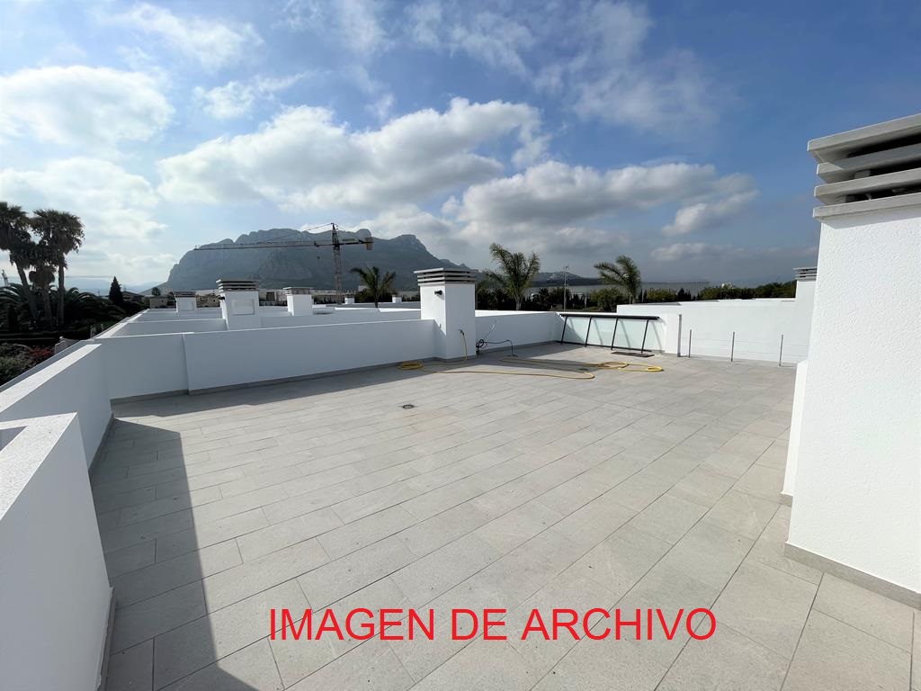 Adosado con parcela privada de 2 dormitorios obra nueva con piscina comunitaria