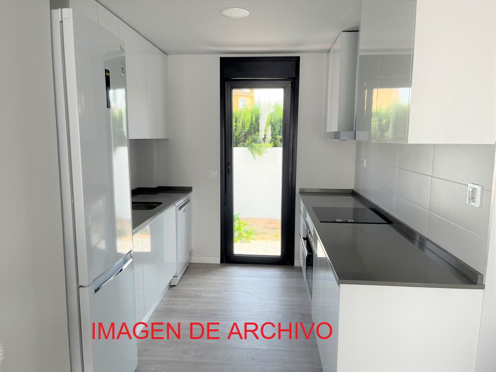 Adosado con parcela privada de 2 dormitorios obra nueva con piscina comunitaria