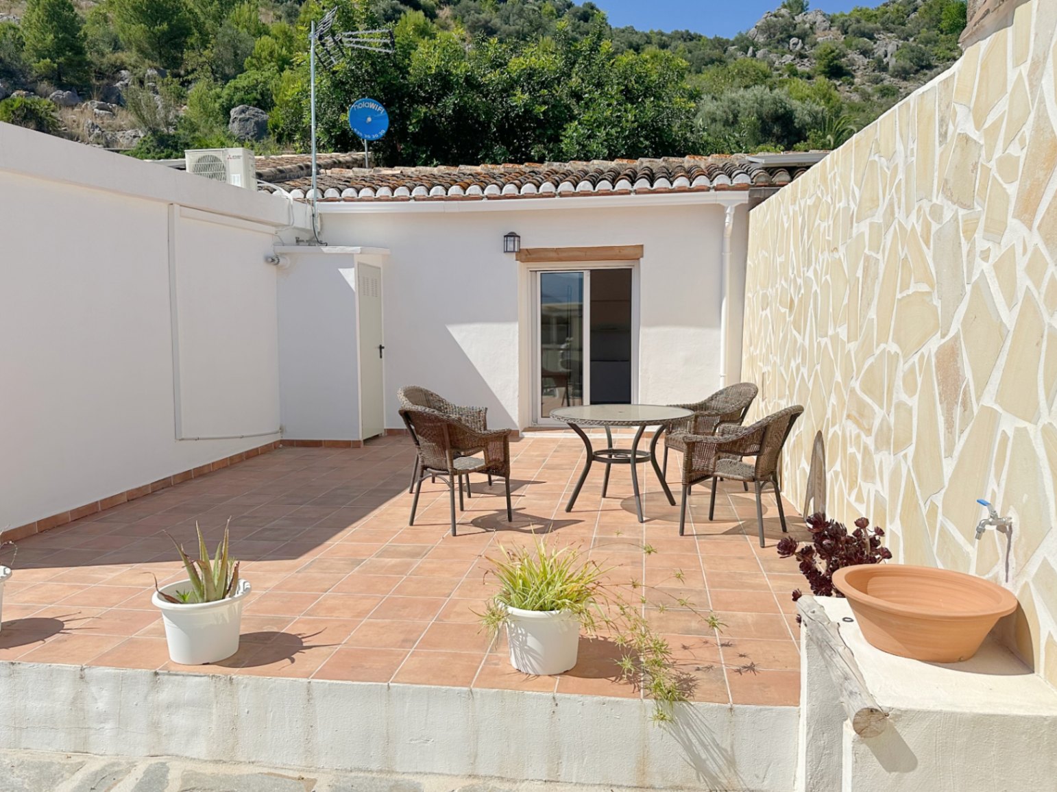 Casa de campo con 2 dormitorios y terraza.