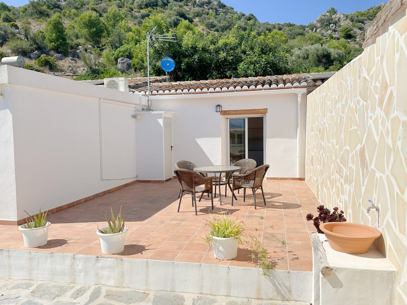 Casa de campo con 2 dormitorios y terraza.