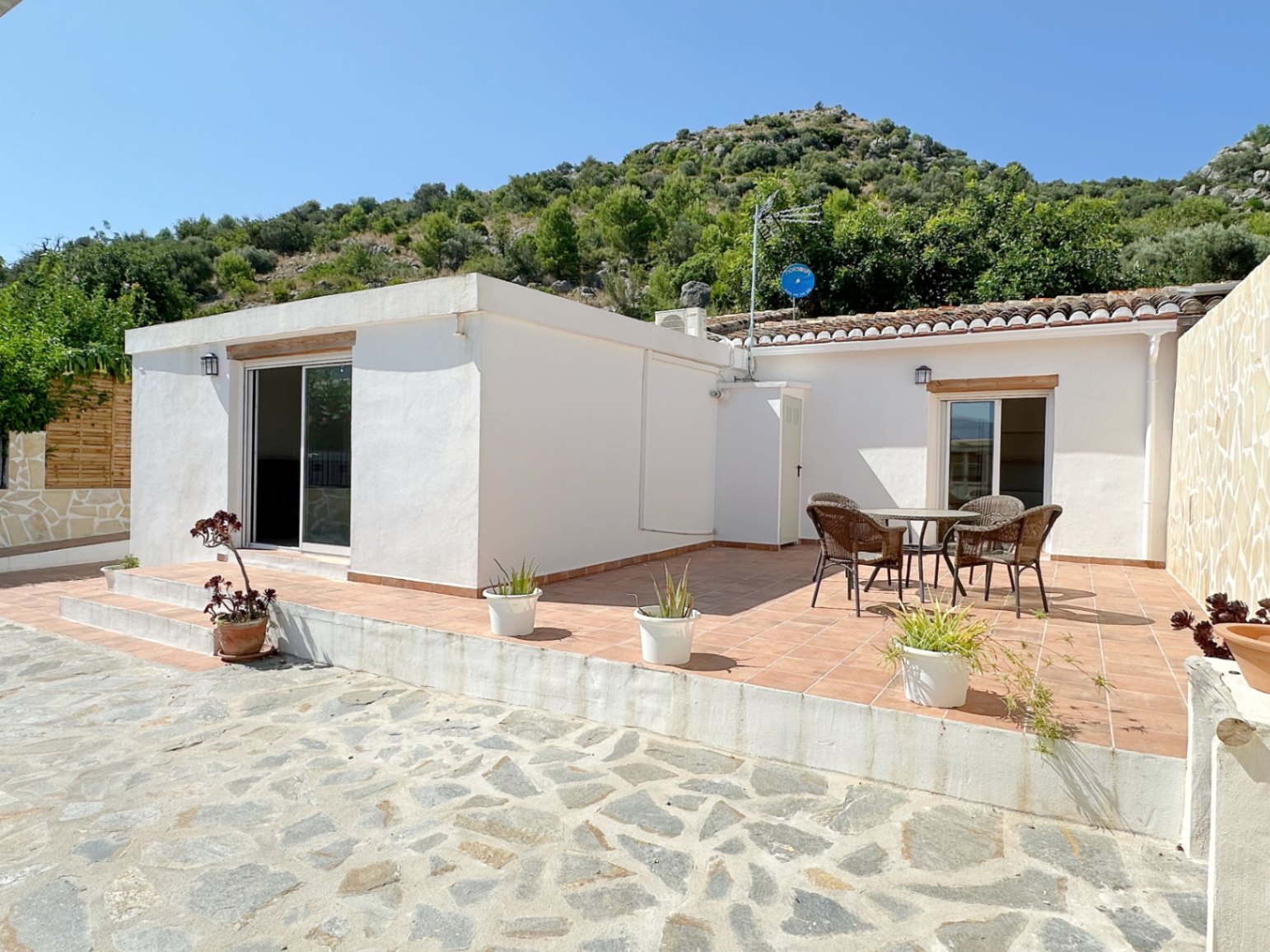 Casa de campo con 2 dormitorios y terraza.