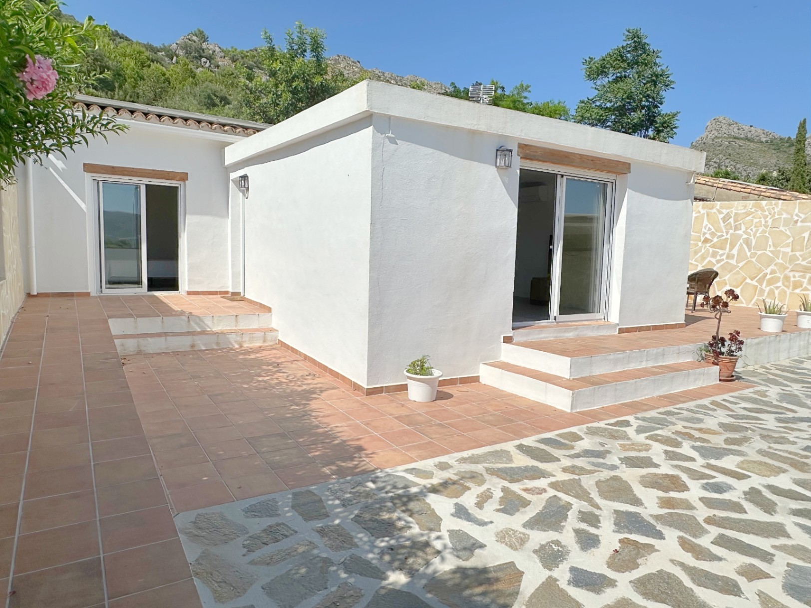 Casa de campo con 2 dormitorios y terraza.