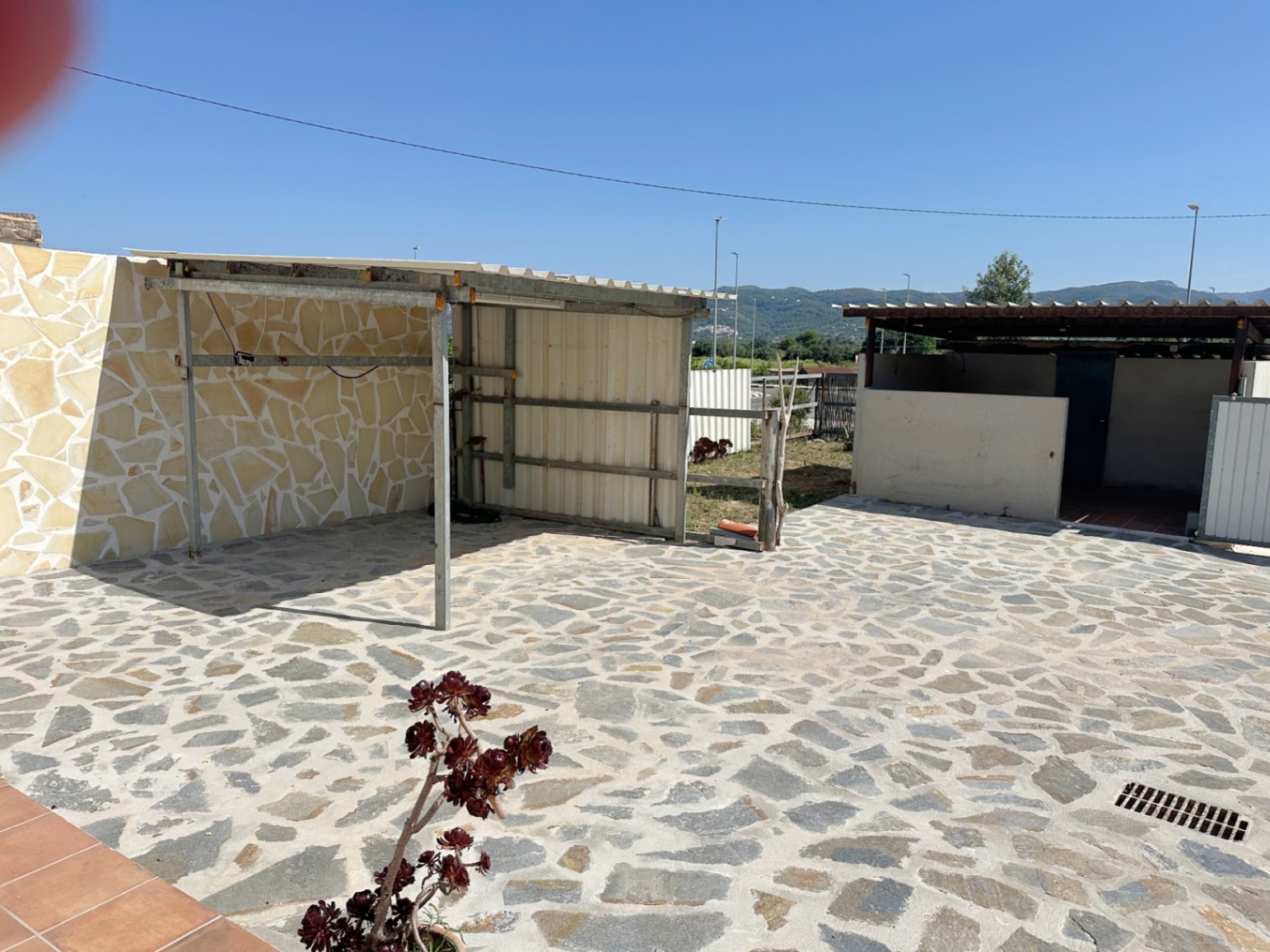 Casa de campo con 2 dormitorios y terraza.