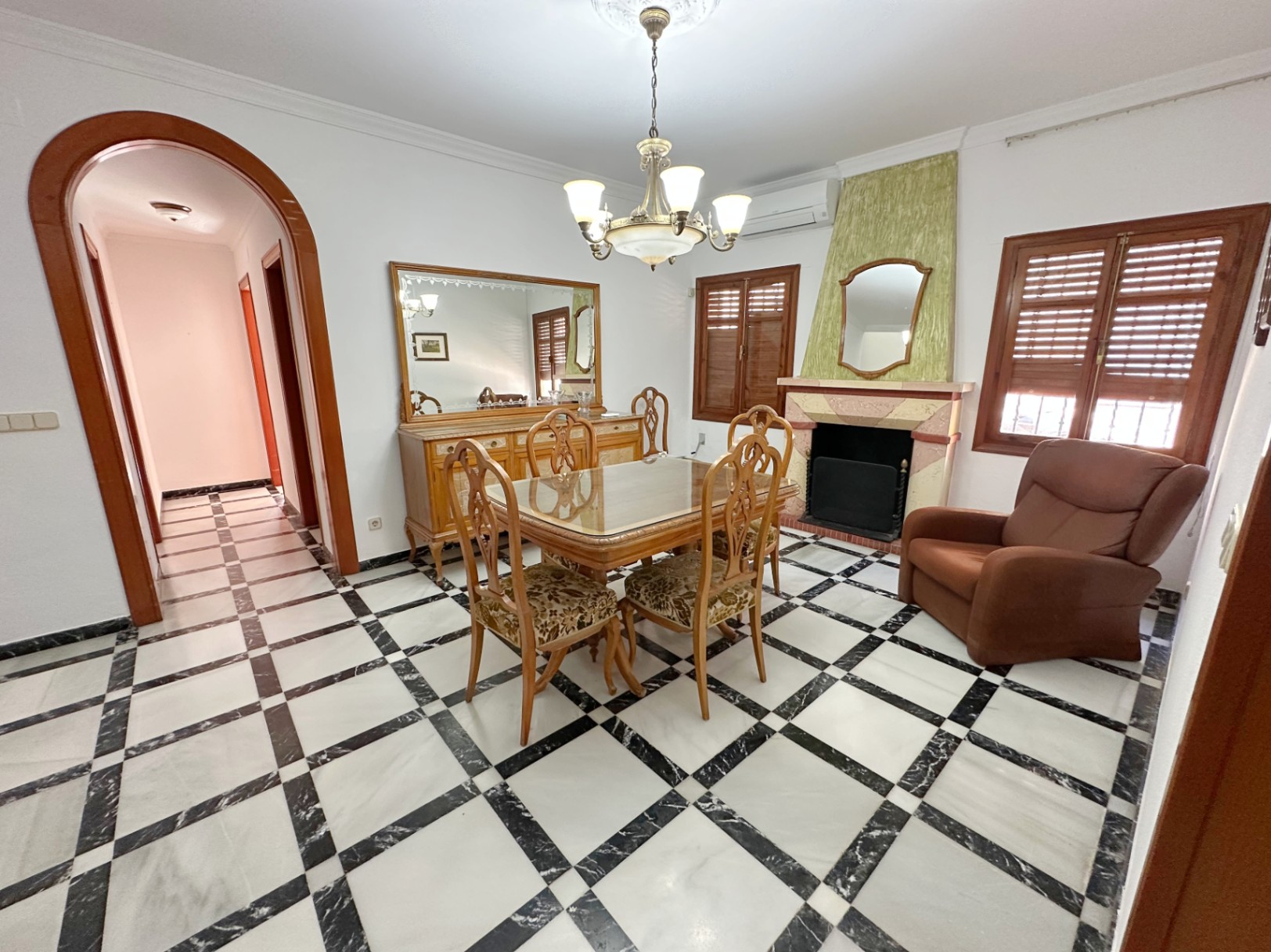 Casa de pueblo en El Verger con 4 habitaciones, patio y garaje