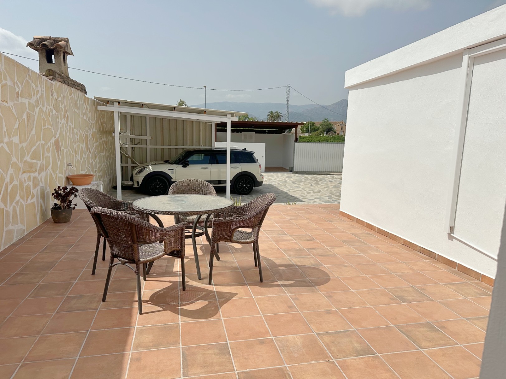Casa de campo con 2 dormitorios y terraza.