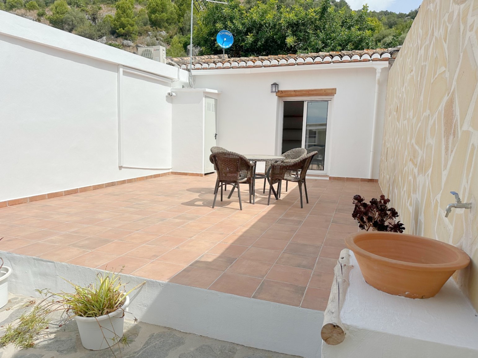 Casa de campo con 2 dormitorios y terraza.