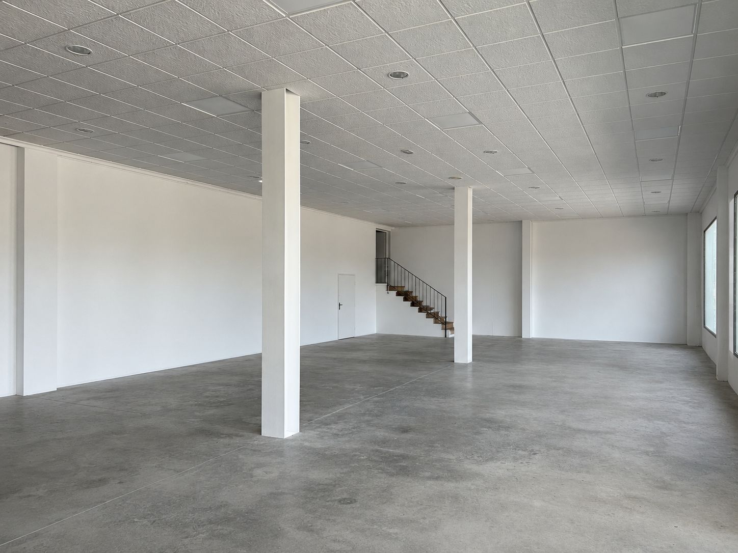 Nave comercial  de 1477m2 construidos en parcela de 5855m2  en El Verger