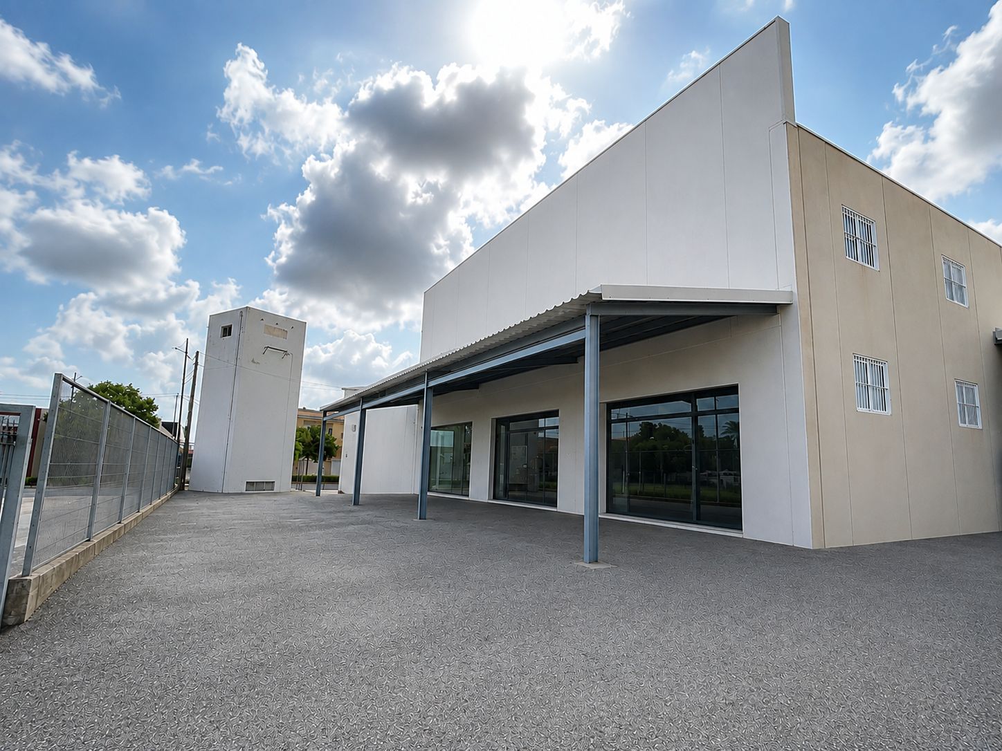 Nave comercial  de 1477m2 construidos en parcela de 5855m2  en El Verger