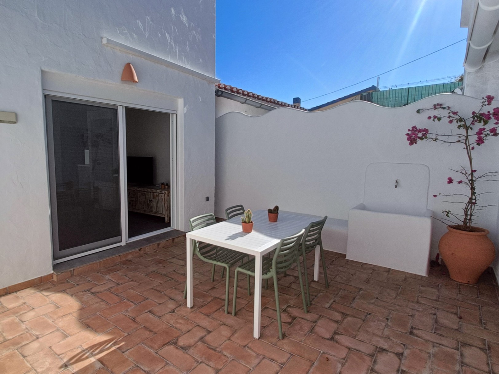 Renovated 2-bedroom townhouse 250 m from the sea